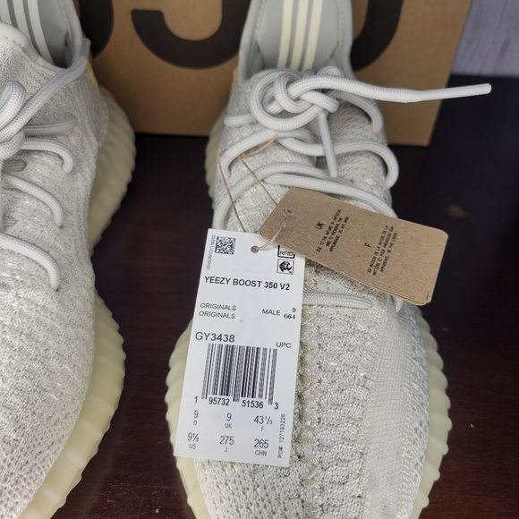 ? Adidas Yeezy Boost 350 V2 \